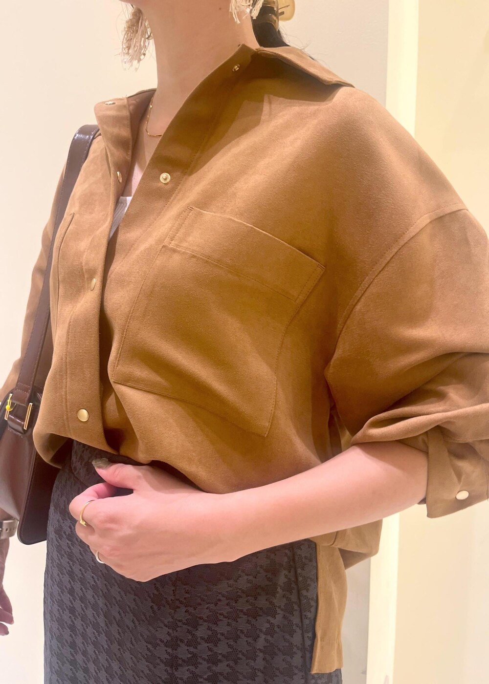 グレー系のタンクトップ、レッド系のショルダーバッグ、ブラウン系のシャツ/ブラウスを着用したレディースの秋コーディネートの5枚目の写真