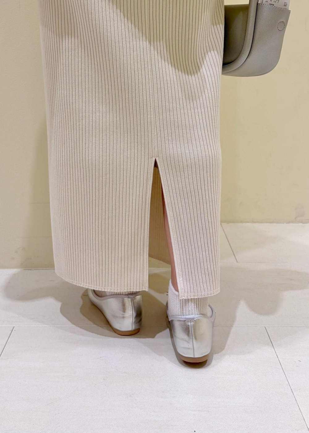 ホワイト系のTシャツ/カットソー、シルバー系のショルダーバッグ、ホワイト系のスカートを着用したレディースの春コーディネートの8枚目の写真