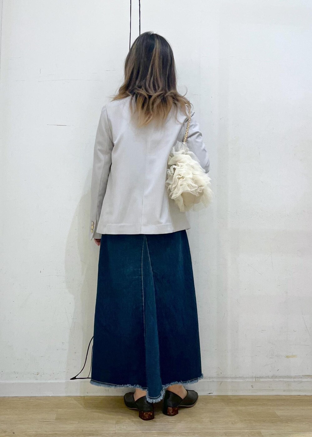 ブラック系のニット/セーター、ブラック系のニット/セーター、ブルー系のデニムスカートを着用したレディースの冬コーディネートの3枚目の写真