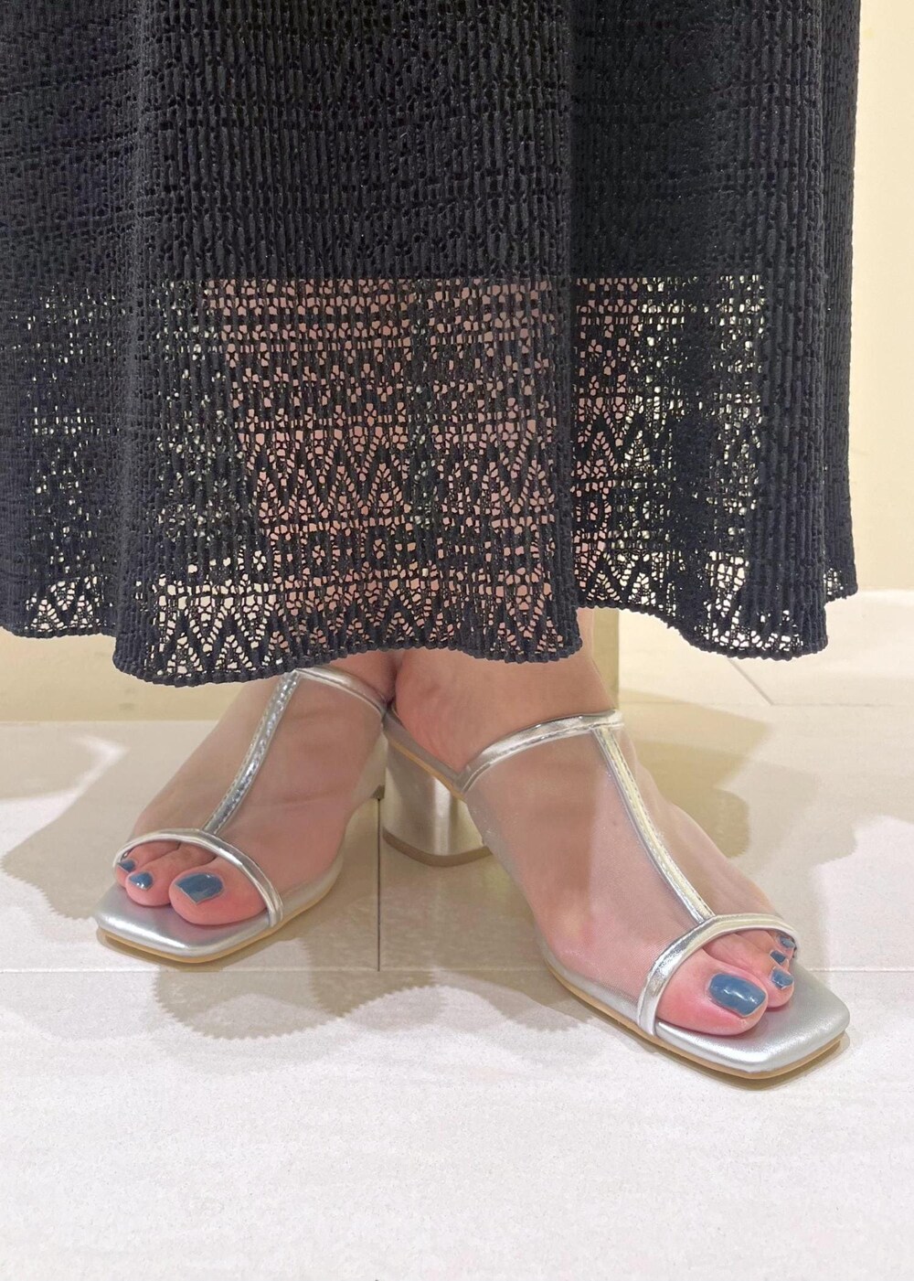 オレンジ系のシャツ/ブラウス、シルバー系のパンプス、ブラック系のトートバッグを着用したレディースの夏コーディネートの10枚目の写真