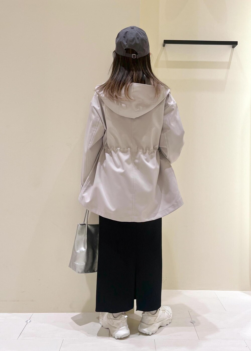 シルバー系のトートバッグ、ブラック系のスカート、ブルー系のシャツ/ブラウスを着用したレディースの春コーディネートの3枚目の写真