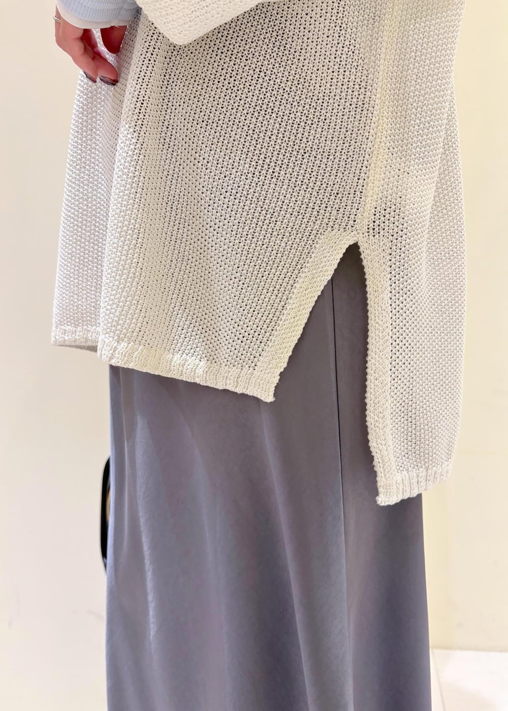 ブラック系のローファー、ブラック系のボストンバッグ、ブルー系のTシャツ/カットソーを着用したレディースの春コーディネートの7枚目の写真