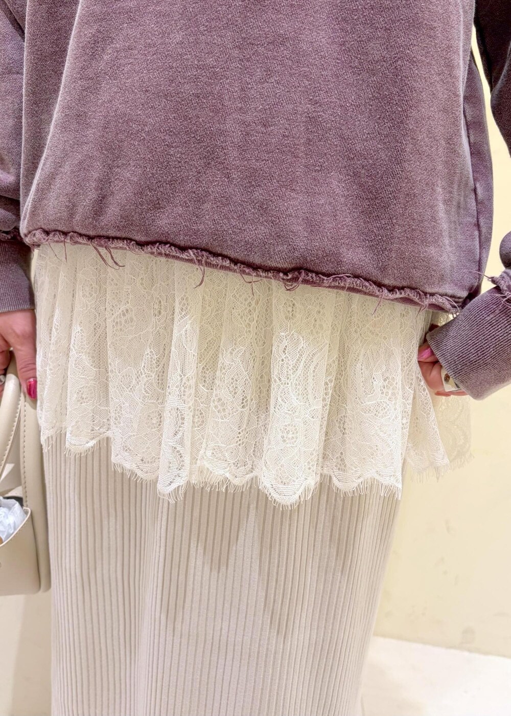 レッド系のバレエシューズ、ホワイト系のショルダーバッグ、ホワイト系のキャミソールを着用したレディースの冬コーディネートの6枚目の写真