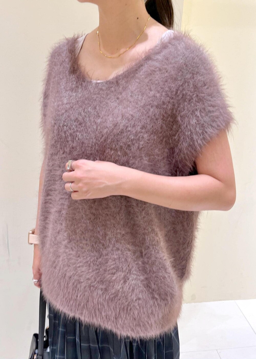 グレー系のタンクトップ、ブラック系のローファー、ブラック系のショルダーバッグを着用したレディースの夏コーディネートの5枚目の写真