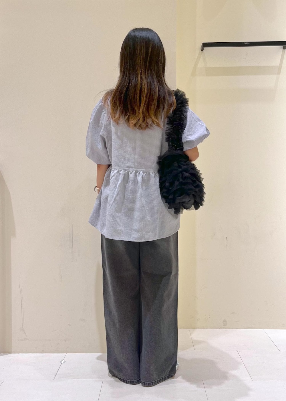 ブラック系のショルダーバッグ、シルバー系のバレエシューズ、ブルー系のシャツ/ブラウスを着用したレディースの夏コーディネートの4枚目の写真