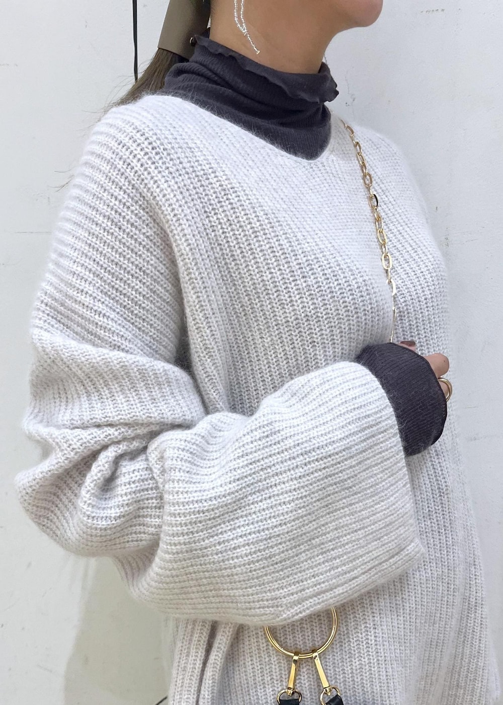 グレー系のTシャツ/カットソー、グレー系のワンピース、ブラウン系のその他パンツを着用したレディースの秋コーディネートの6枚目の写真