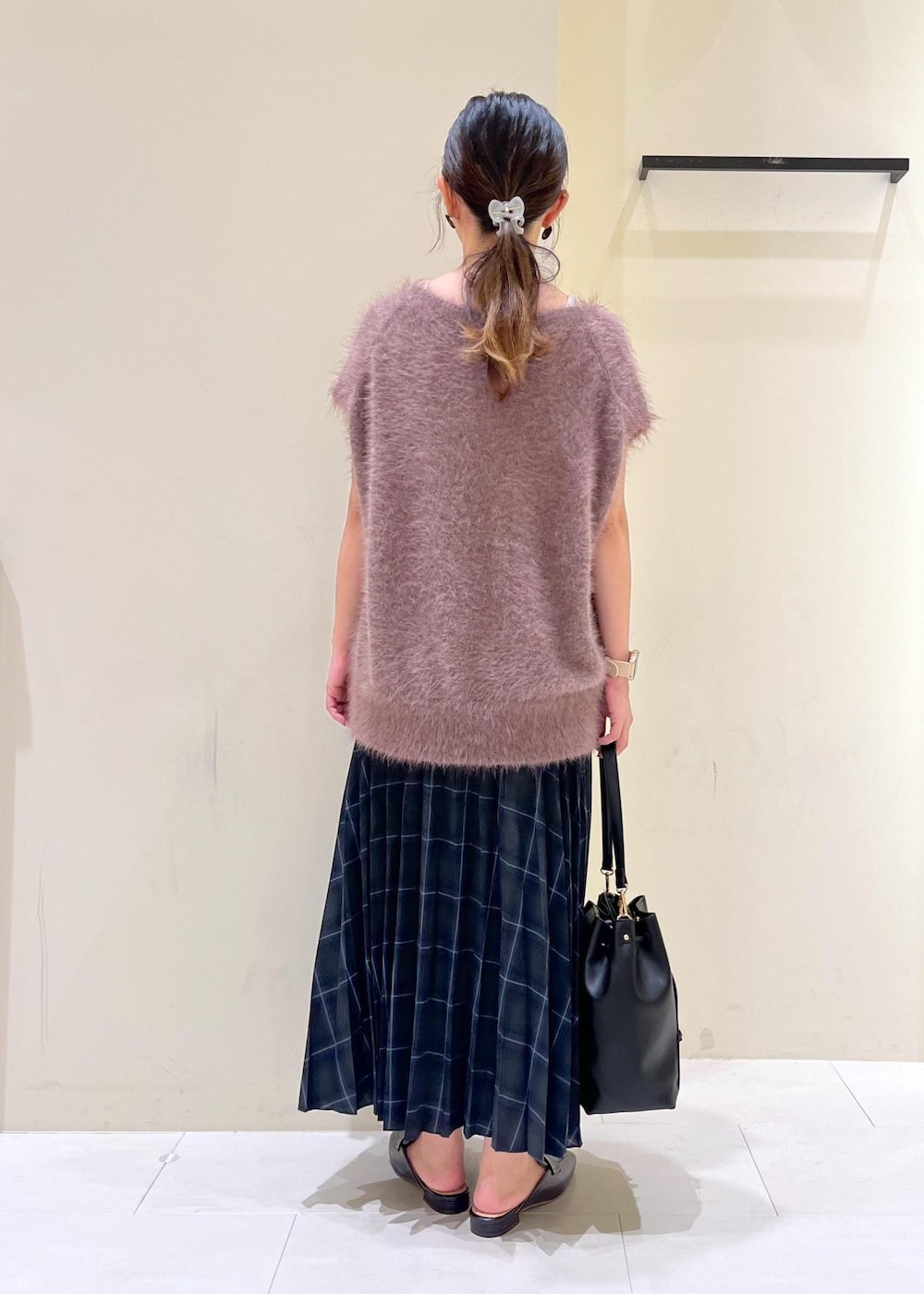 グレー系のタンクトップ、ブラック系のローファー、ブラック系のショルダーバッグを着用したレディースの夏コーディネートの4枚目の写真