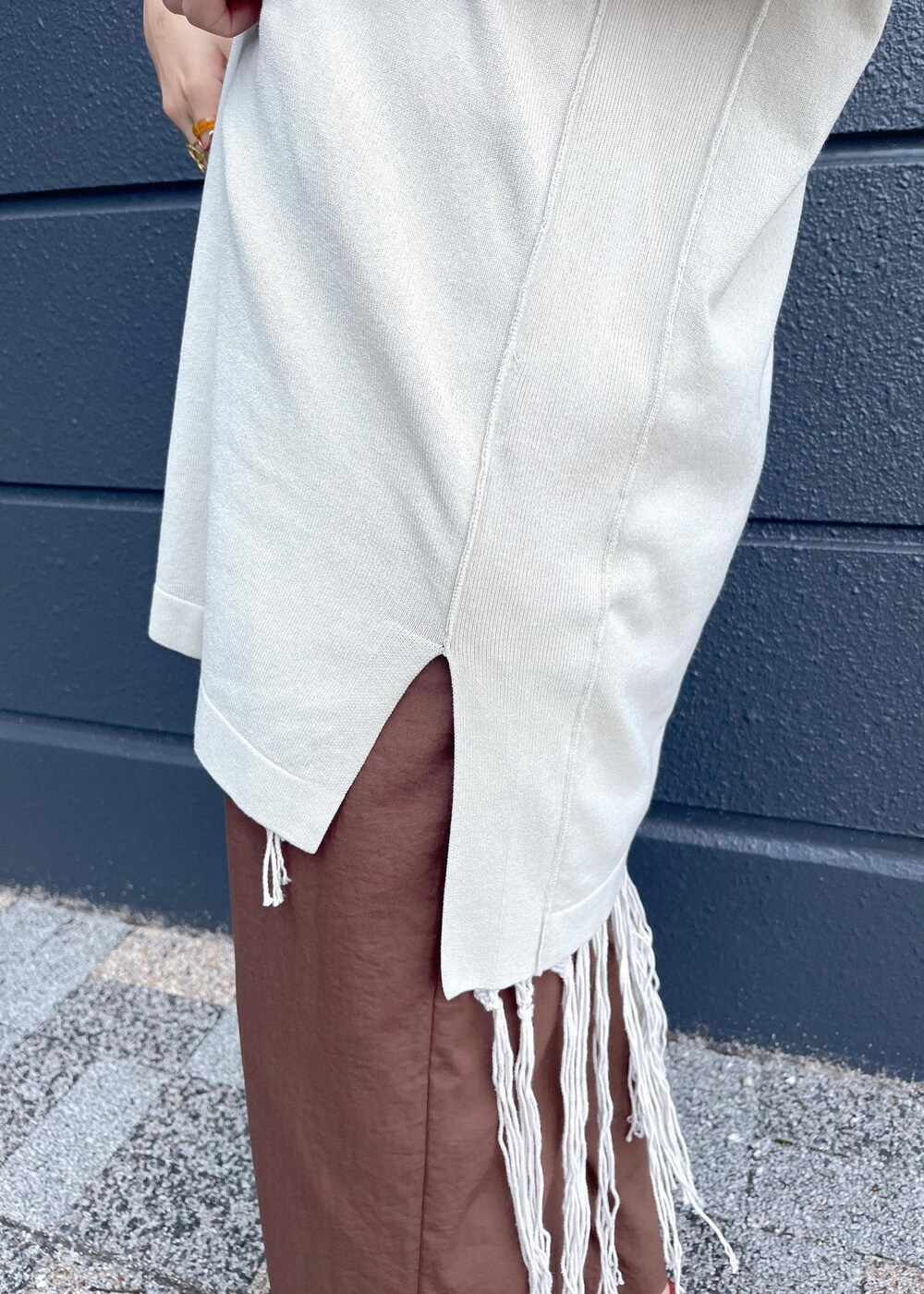 ホワイト系のトートバッグ、ホワイト系のスカート、ブラウン系のその他パンツを着用したレディースの夏コーディネートの7枚目の写真