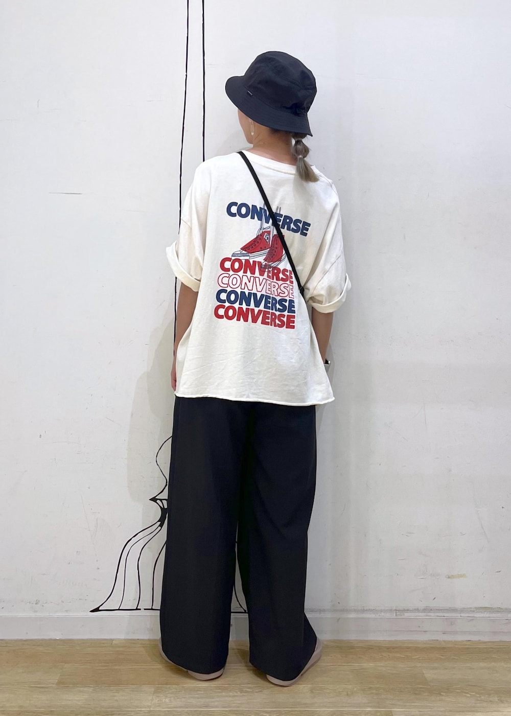 グレー系のその他パンツ、ホワイト系のTシャツ/カットソー、ブラック系のショルダーバッグを着用したレディースの夏コーディネートの5枚目の写真