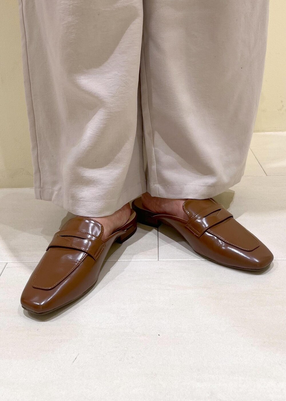 ベージュ系のタンクトップ、ホワイト系のシャツ/ブラウス、ベージュ系のその他パンツを着用したレディースの夏コーディネートの9枚目の写真