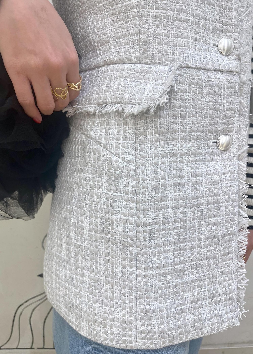 ホワイト系のニット/セーター、ブルー系のデニムパンツ、ブラック系のレインシューズを着用したレディースの冬コーディネートの8枚目の写真