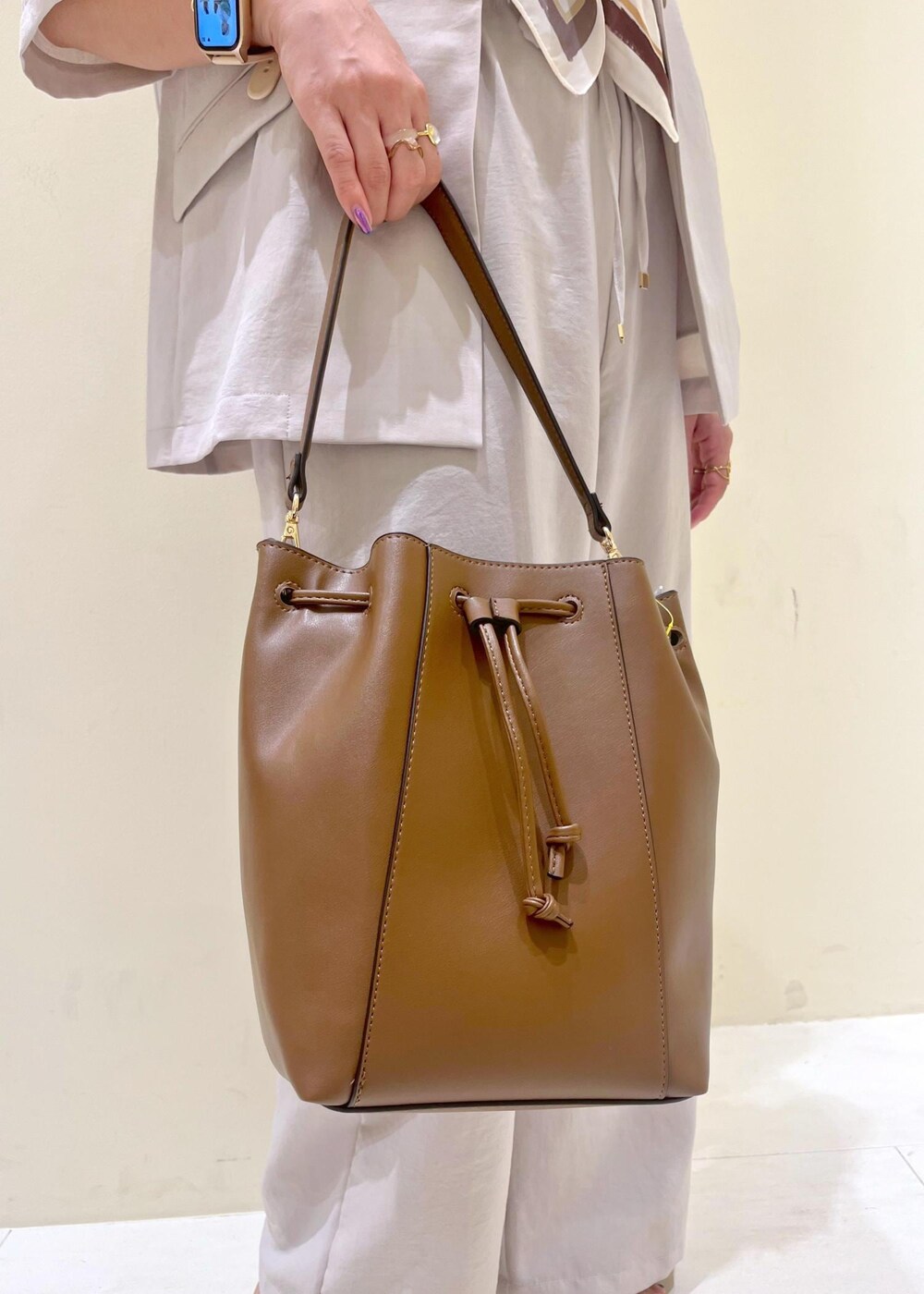 その他のニット/セーター、ベージュ系のその他パンツ、ベージュ系のテーラードジャケットを着用したレディースの夏コーディネートの8枚目の写真