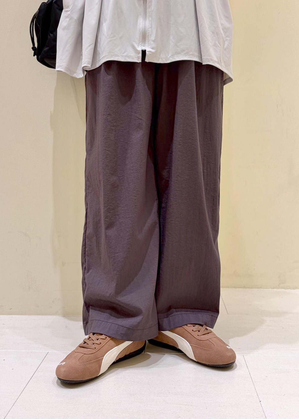 グレー系のパーカー、グレー系のその他パンツ、ブラック系のショルダーバッグを着用したレディースの春コーディネートの7枚目の写真