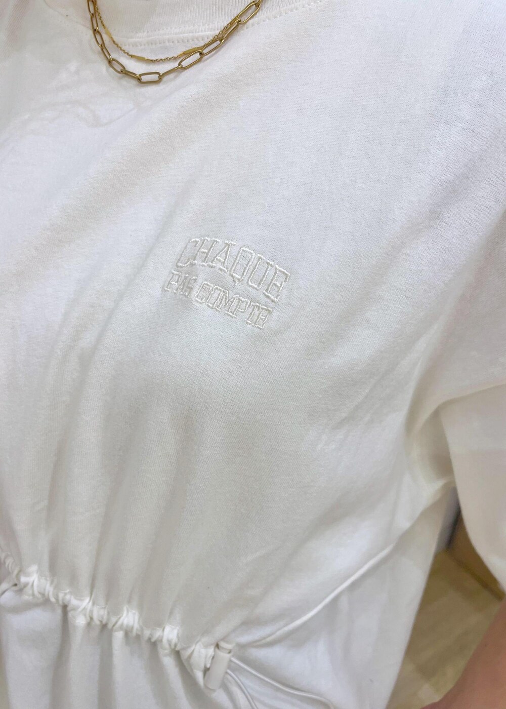 ブラック系のトートバッグ、ブラック系のバレエシューズ、ホワイト系のワンピースを着用したレディースの夏コーディネートの7枚目の写真