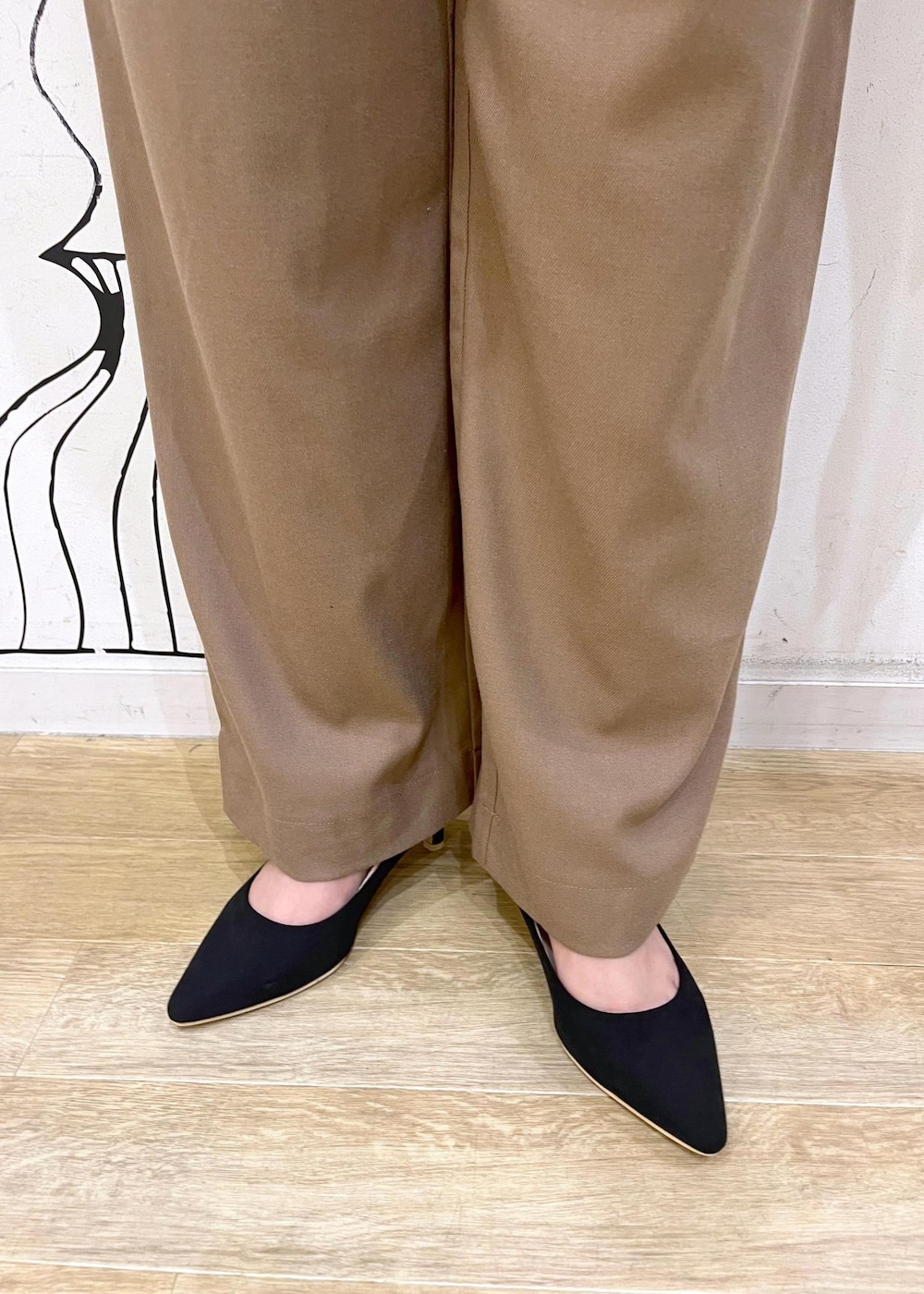 ブラック系のパンプス、ブラック系のパンプス、ブラック系のパンプスを着用したレディースの秋コーディネートの10枚目の写真