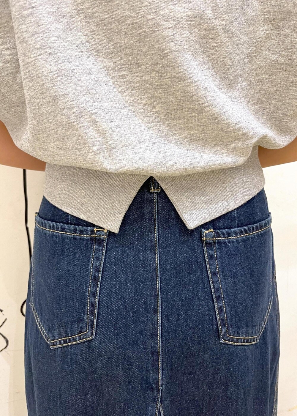 ホワイト系のサンダル、ブラック系のトートバッグ、グレー系のスウェットを着用したレディースの夏コーディネートの5枚目の写真