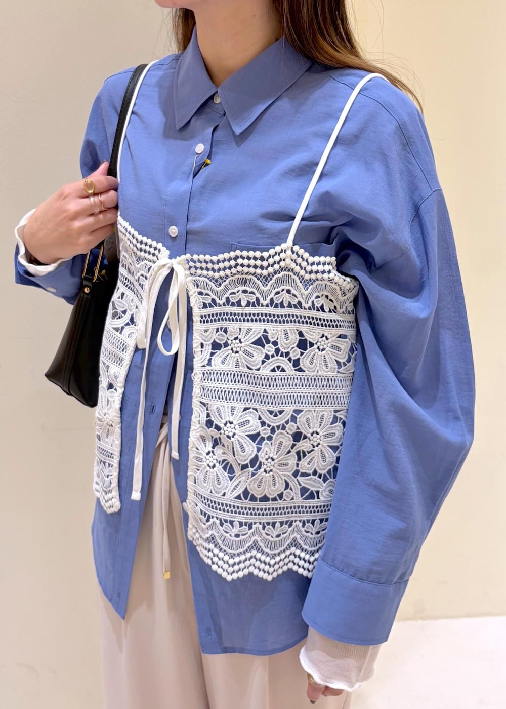 ブラック系のショルダーバッグ、ベージュ系のその他パンツ、ホワイト系のキャミソールを着用したレディースの春コーディネートの5枚目の写真