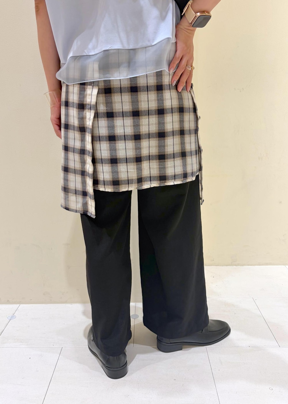 ホワイト系のシャツ/ブラウス、ブルー系のTシャツ/カットソー、ブラック系のその他パンツを着用したレディースの夏コーディネートの8枚目の写真