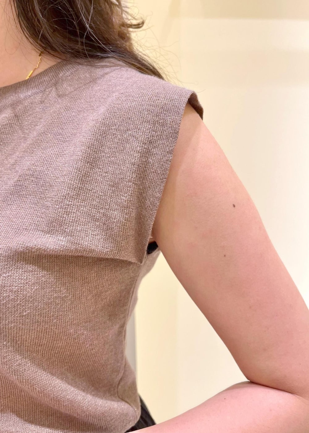 ブルー系のデニムパンツ、ブラック系のサンダル、ブラック系のバックパック/リュックを着用したレディースの夏コーディネートの6枚目の写真