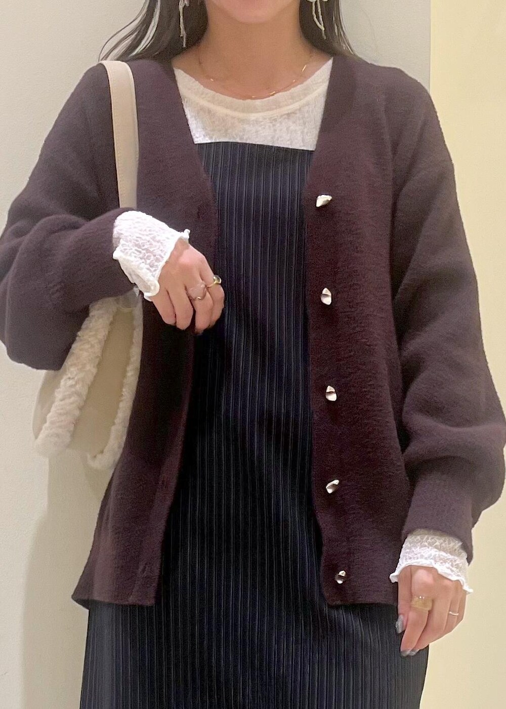 ブルー系のワンピース、ブラウン系のカーディガン/ボレロ、ホワイト系のTシャツ/カットソーを着用したレディースの秋コーディネートの4枚目の写真