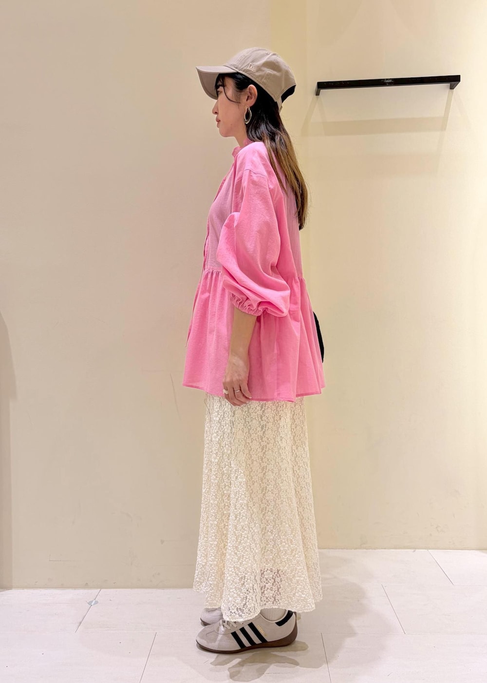 ホワイト系のスカート、ピンク系のシャツ/ブラウス、ブラック系のショルダーバッグを着用したレディースの春コーディネートの2枚目の写真