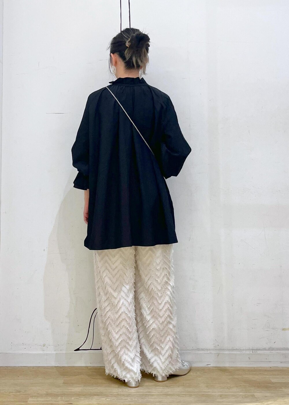 シルバー系のパンプス、ブラック系のシャツ/ブラウス、シルバー系のショルダーバッグを着用したレディースの秋コーディネートの5枚目の写真