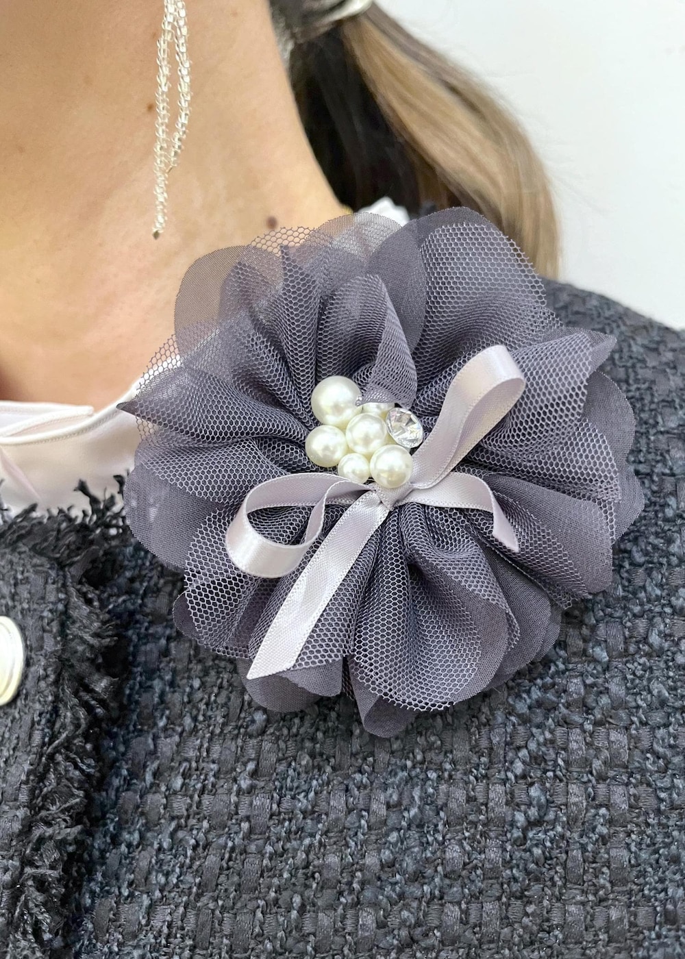 ブラック系のローファー、ブラック系のショルダーバッグ、ブルー系のベストを着用したレディースの冬コーディネートの7枚目の写真