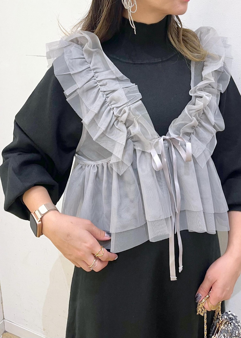 ブルー系のデニムスカート、ブラック系のブーツ、ブラック系のワンピースを着用したレディースの冬コーディネートの5枚目の写真