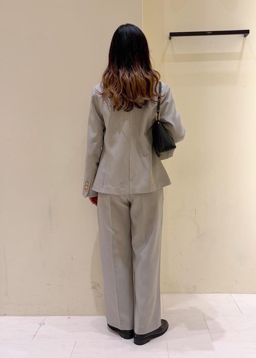 ホワイト系のシャツ/ブラウス、ブラック系のショルダーバッグ、グリーン系のその他パンツを着用したレディースの冬コーディネートの3枚目の写真