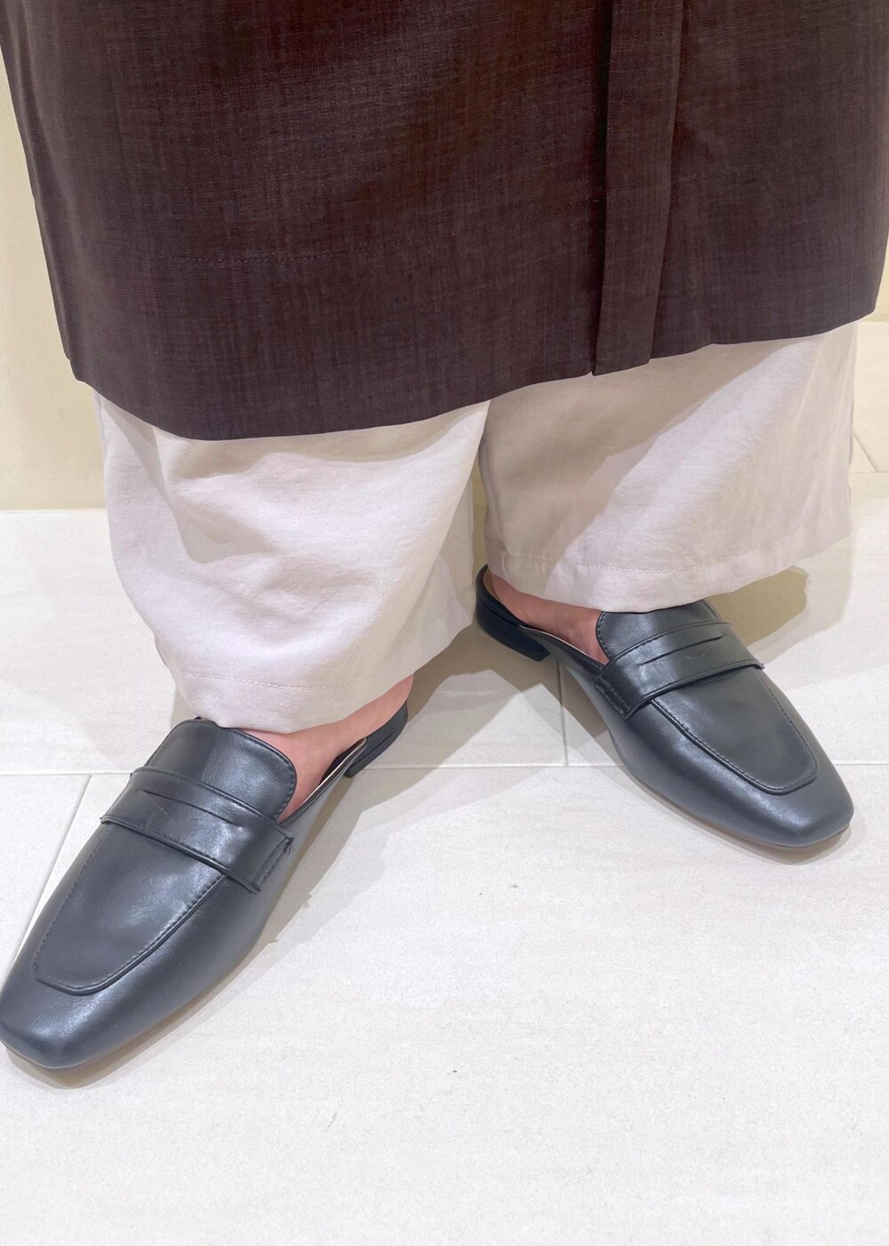 ブラック系のローファー、ベージュ系のその他パンツ、ブラウン系のワンピースを着用したレディースの秋コーディネートの10枚目の写真