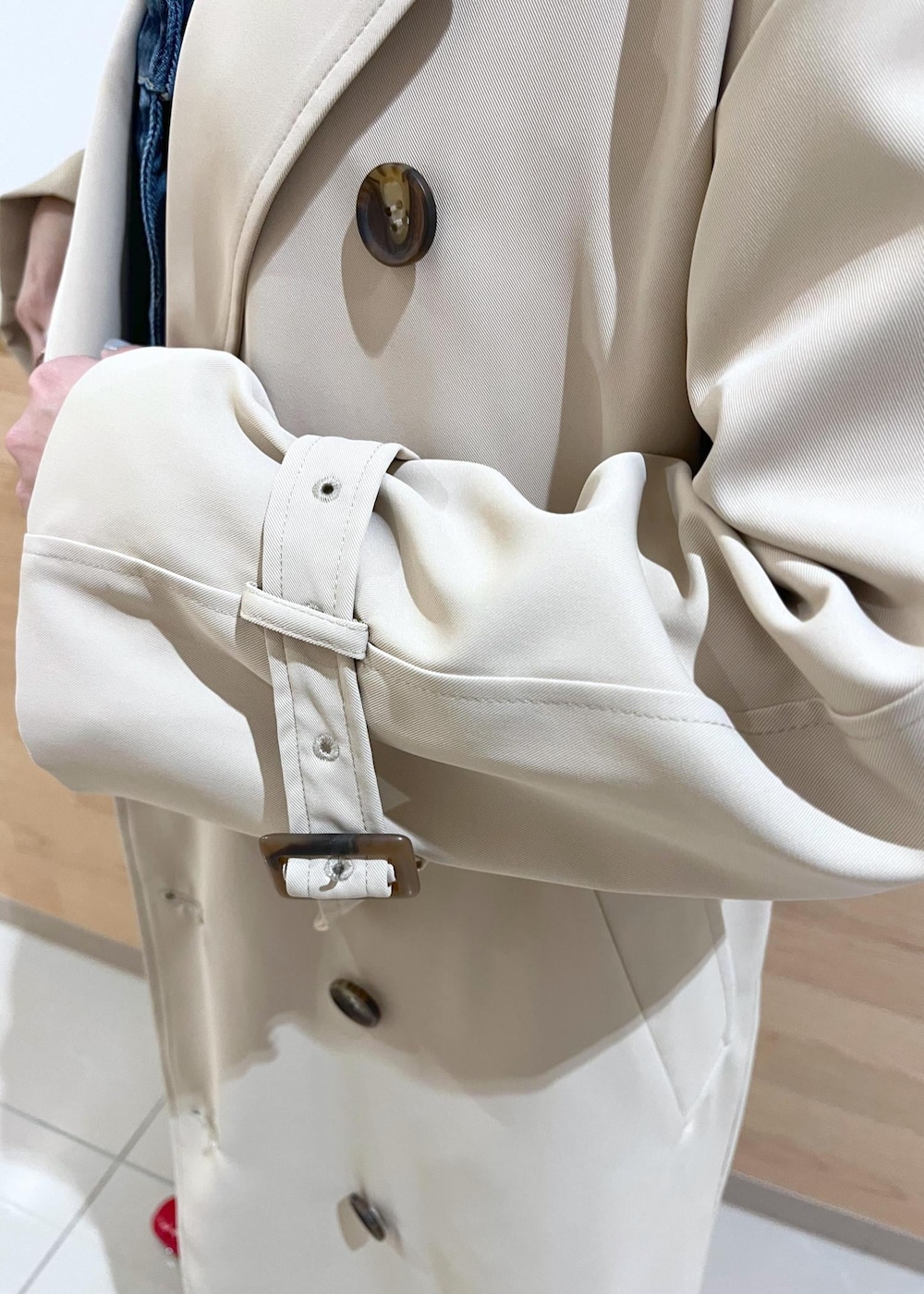 ブルー系のデニムパンツ、ブルー系のベスト、ピンク系のTシャツ/カットソーを着用したレディースの冬コーディネートの6枚目の写真