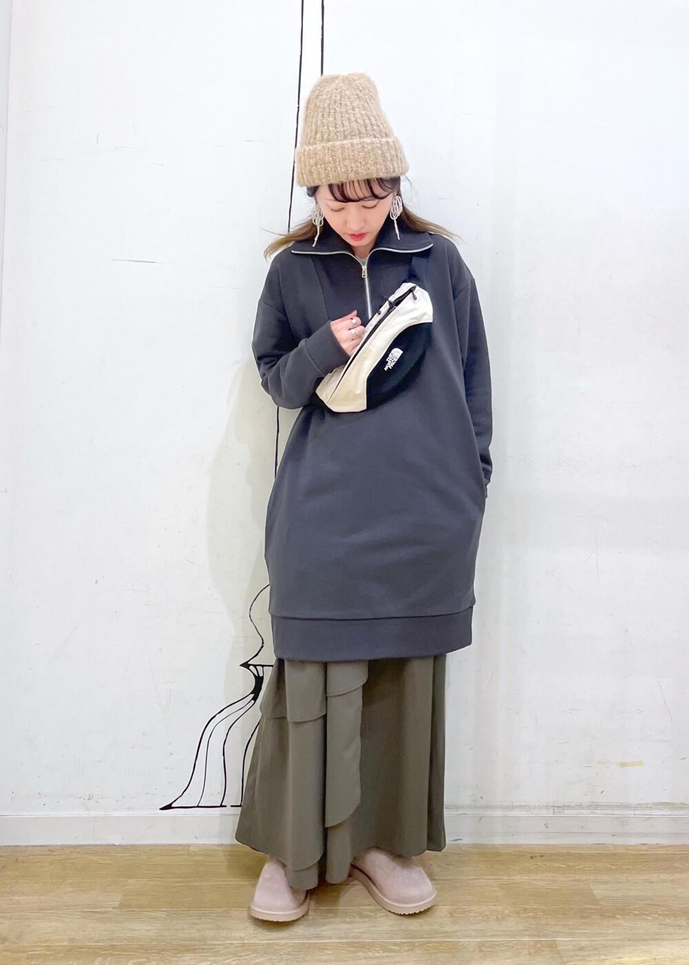 グリーン系のスカート、グレー系のワンピース、ホワイト系のボディバッグ/ウエストポーチを着用したレディースの秋コーディネートの3枚目の写真