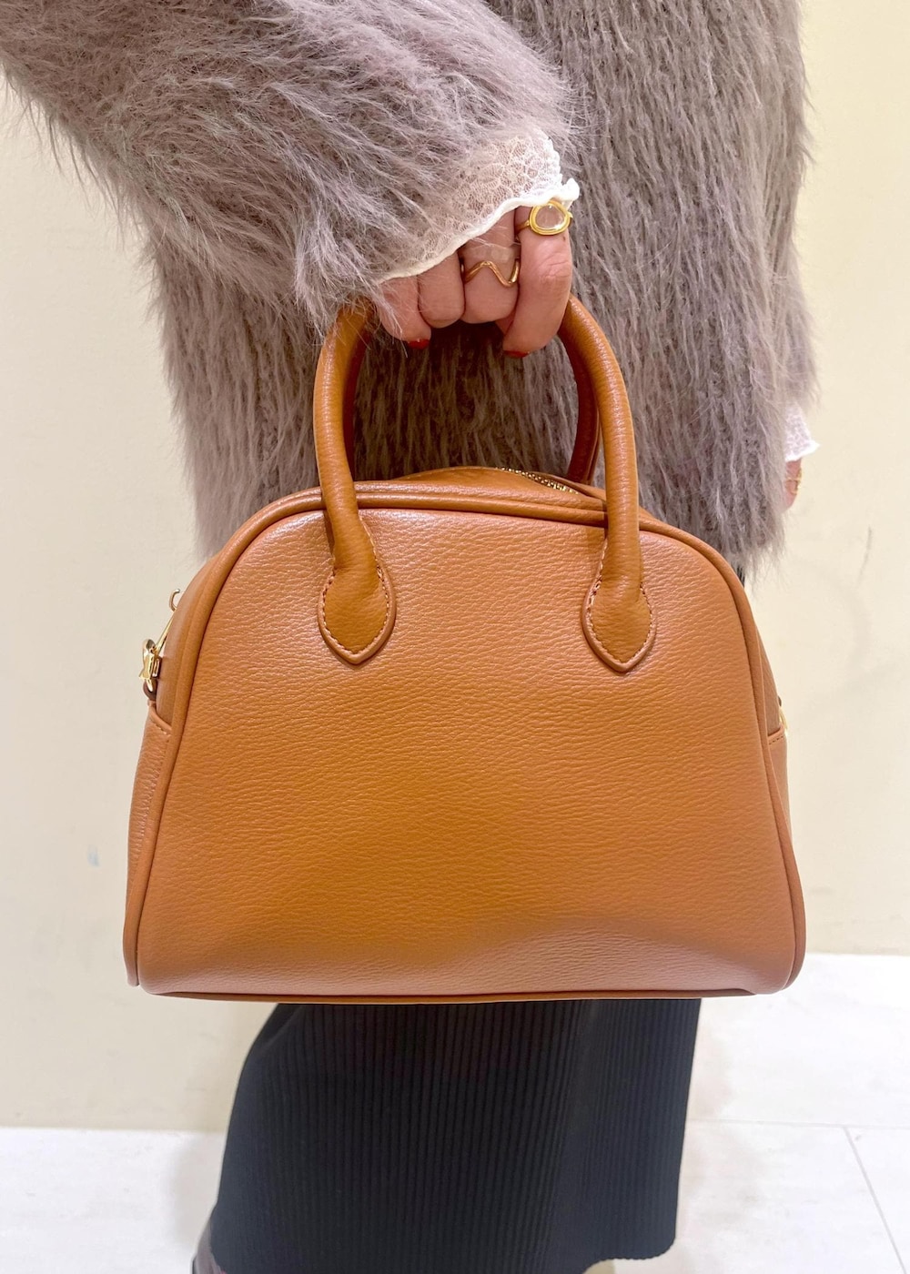 ホワイト系のTシャツ/カットソー、ブラウン系のニット/セーター、ブラウン系のローファーを着用したレディースの秋コーディネートの9枚目の写真