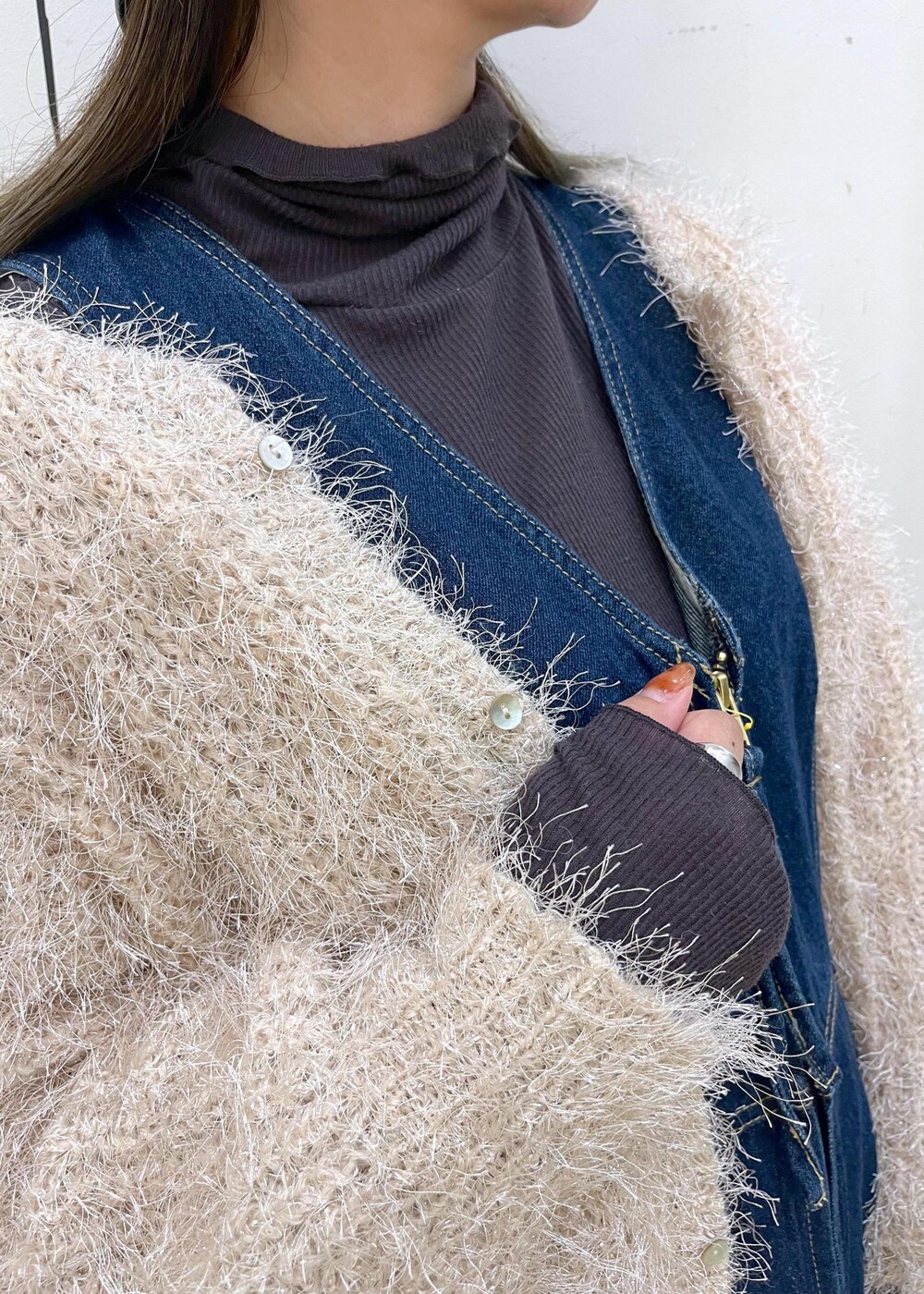 グレー系のTシャツ/カットソー、ベージュ系のカーディガン/ボレロ、ブラック系のブーツを着用したレディースの秋コーディネートの6枚目の写真