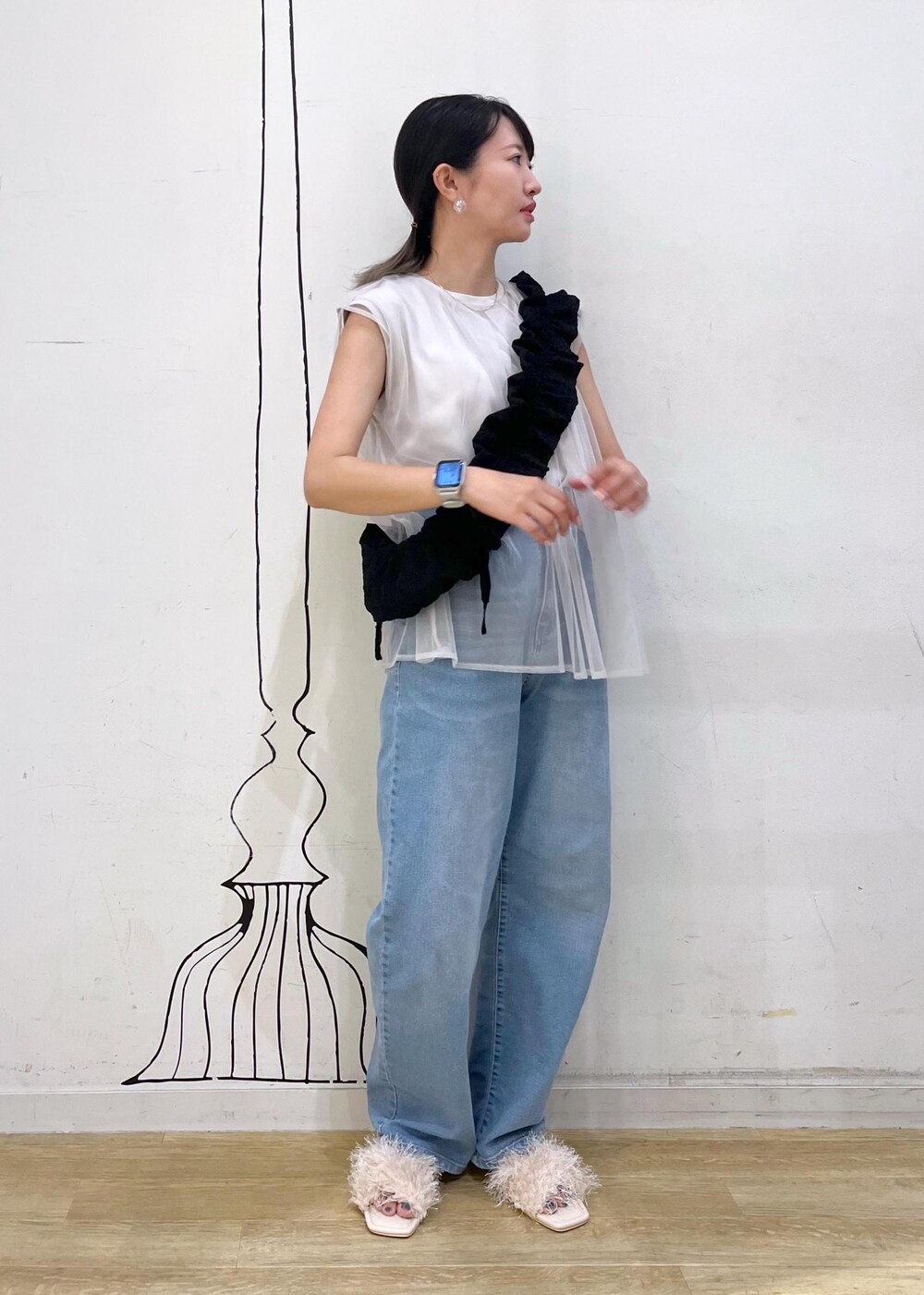 グレー系のTシャツ/カットソー、ベージュ系のサンダル、ブラック系のショルダーバッグを着用したレディースの夏コーディネートの2枚目の写真