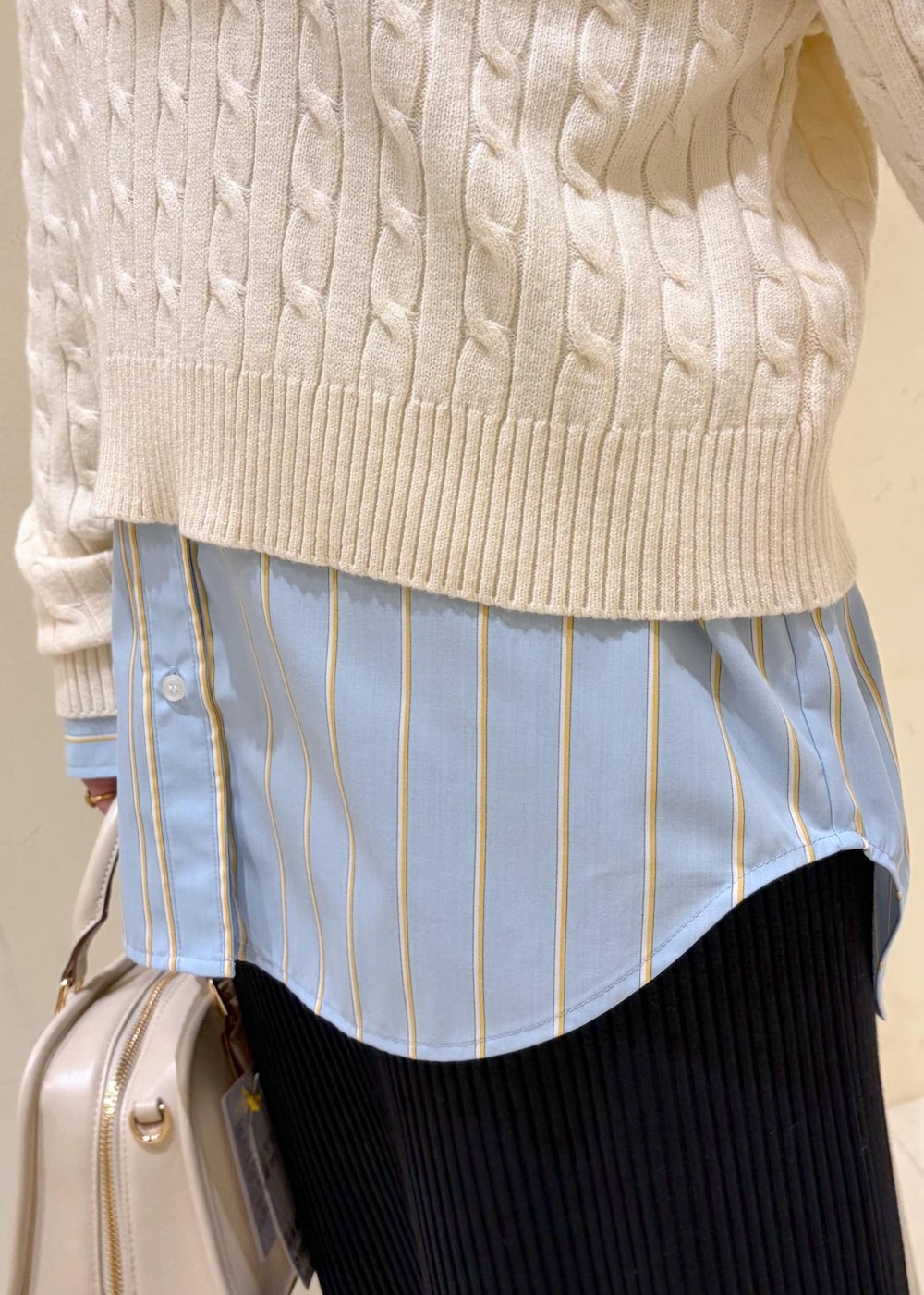 ホワイト系のニット/セーター、ブラック系のローファー、ホワイト系のボストンバッグを着用したレディースの冬コーディネートの6枚目の写真