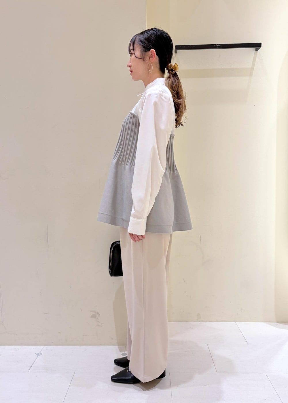 ブラック系のボストンバッグ、グレー系のシャツ/ブラウス、ベージュ系のその他パンツを着用したレディースの冬コーディネートの2枚目の写真