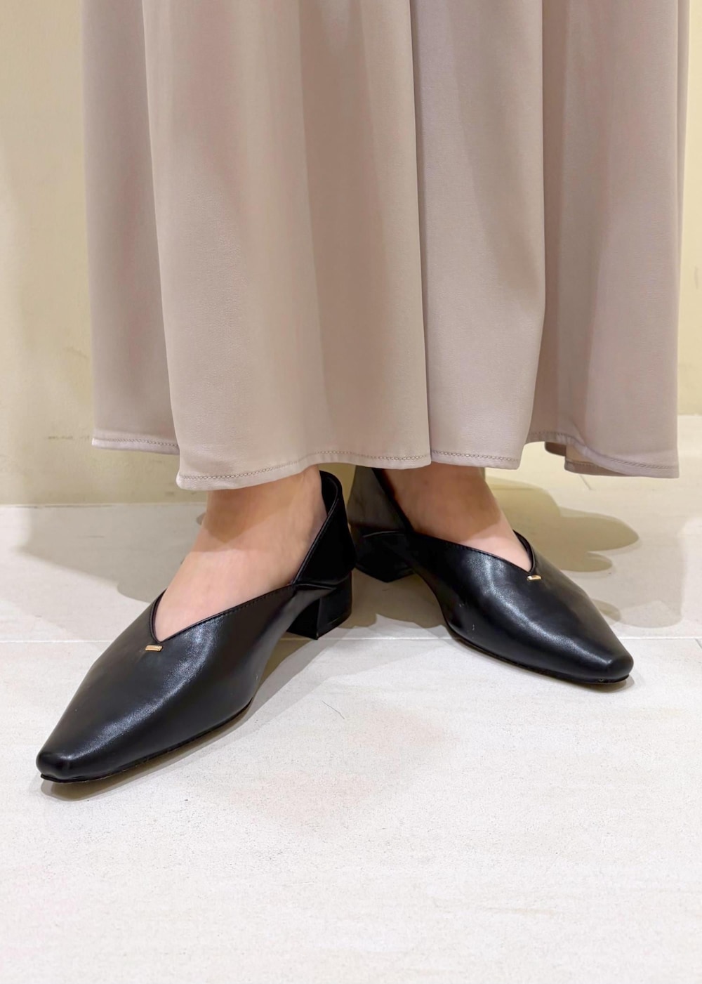 ベージュ系のその他パンツ、ブラック系のショルダーバッグ、グレー系のテーラードジャケットを着用したレディースの冬コーディネートの10枚目の写真