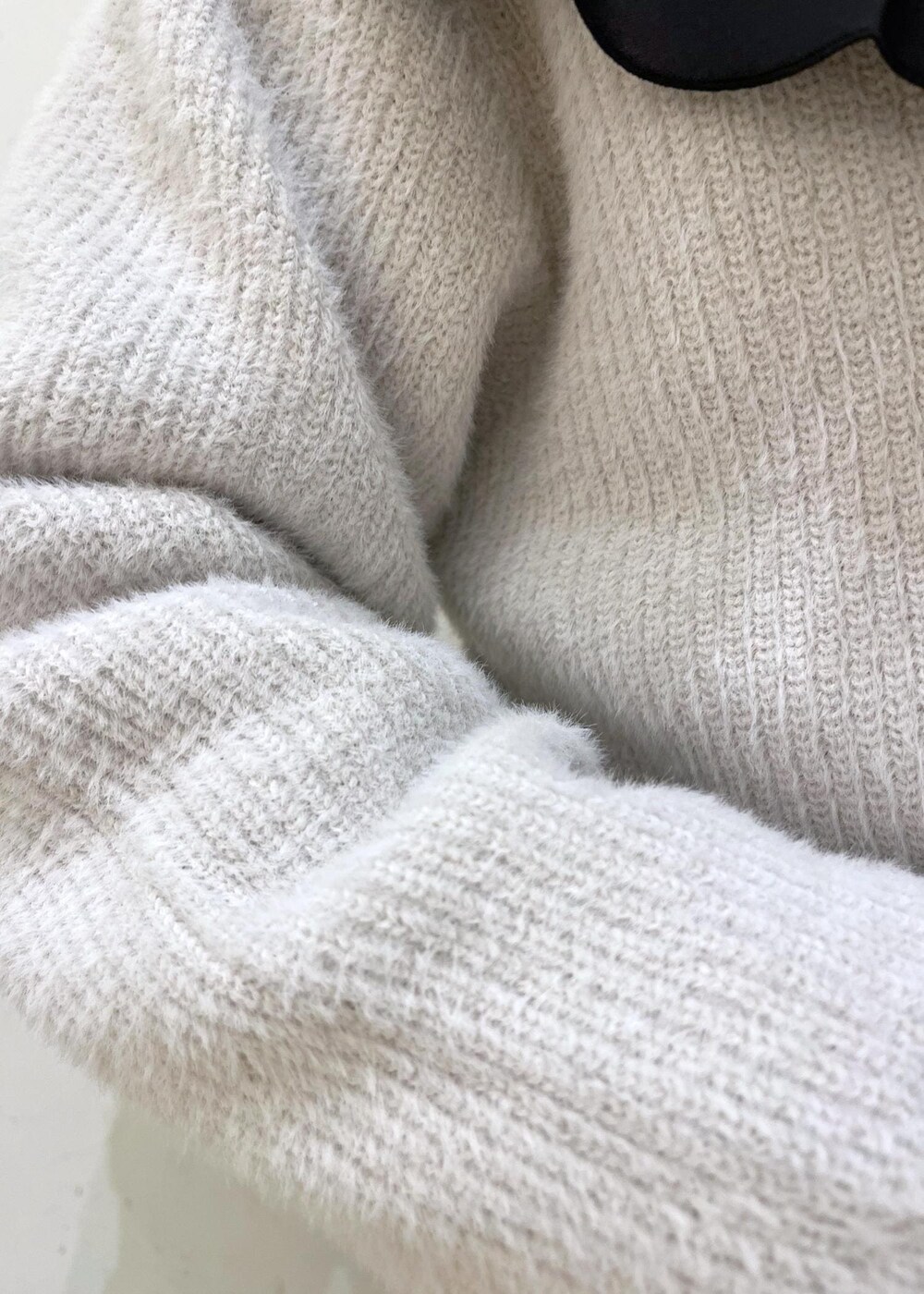 ブラック系のシャツ/ブラウス、シルバー系のバレエシューズ、グレー系のその他パンツを着用したレディースの冬コーディネートの6枚目の写真