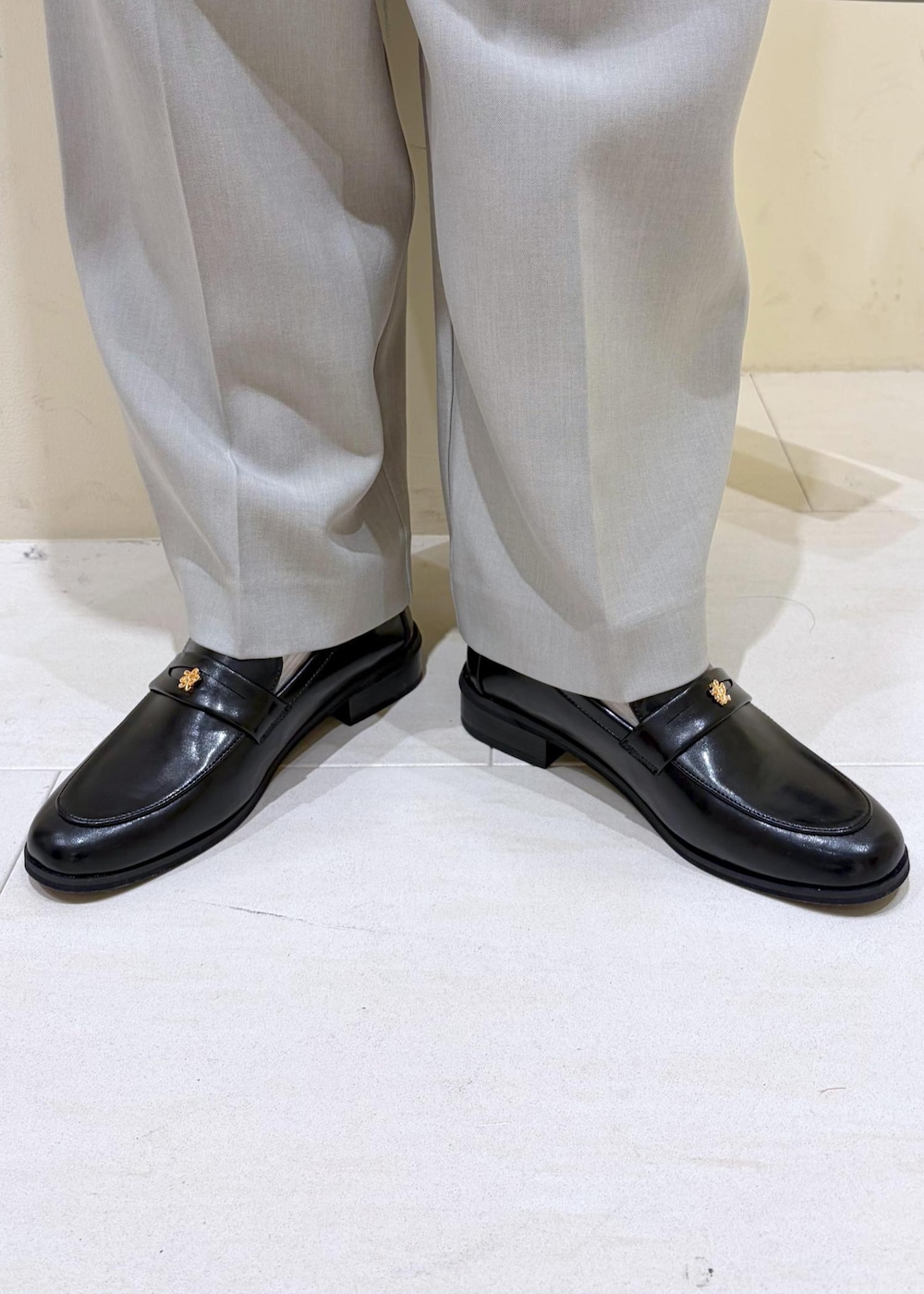 ブラック系のショルダーバッグ、ブラック系のローファー、グリーン系のその他パンツを着用したレディースの冬コーディネートの10枚目の写真