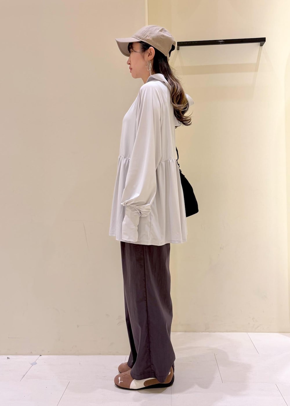 グレー系のパーカー、グレー系のその他パンツ、ブラック系のショルダーバッグを着用したレディースの春コーディネートの4枚目の写真