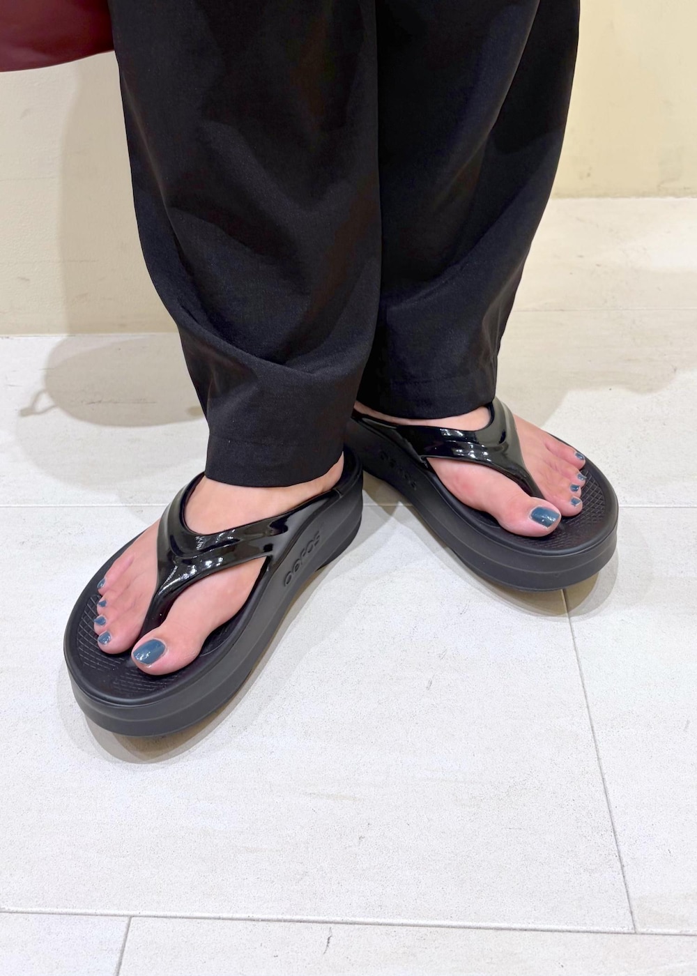レッド系のショルダーバッグ、ブラック系のその他パンツ、ホワイト系のニット/セーターを着用したレディースの夏コーディネートの10枚目の写真