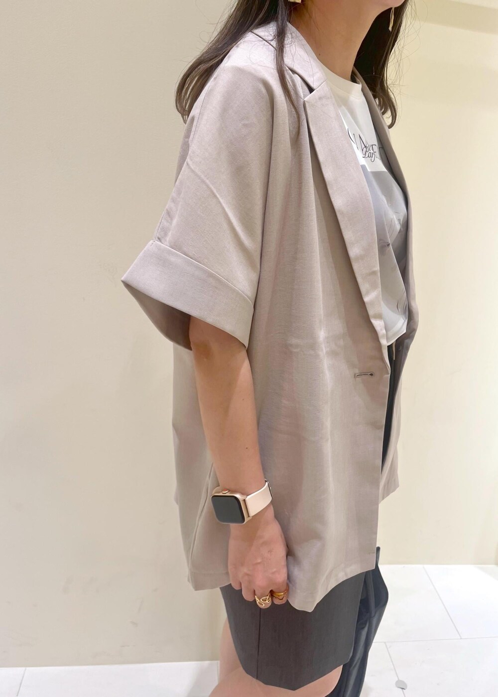 ブラック系のトートバッグ、グレー系のその他パンツ、ベージュ系のテーラードジャケットを着用したレディースの夏コーディネートの6枚目の写真