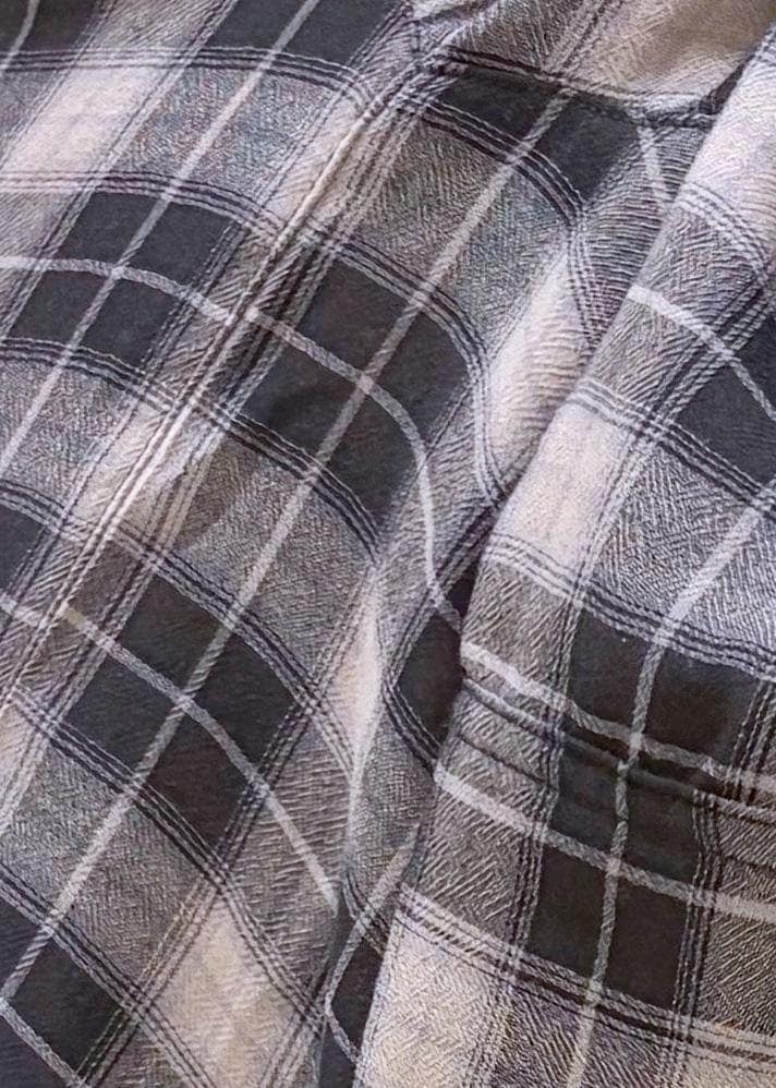 レッド系のショルダーバッグ、ブラック系のその他パンツ、ホワイト系のニット/セーターを着用したレディースの夏コーディネートの7枚目の写真