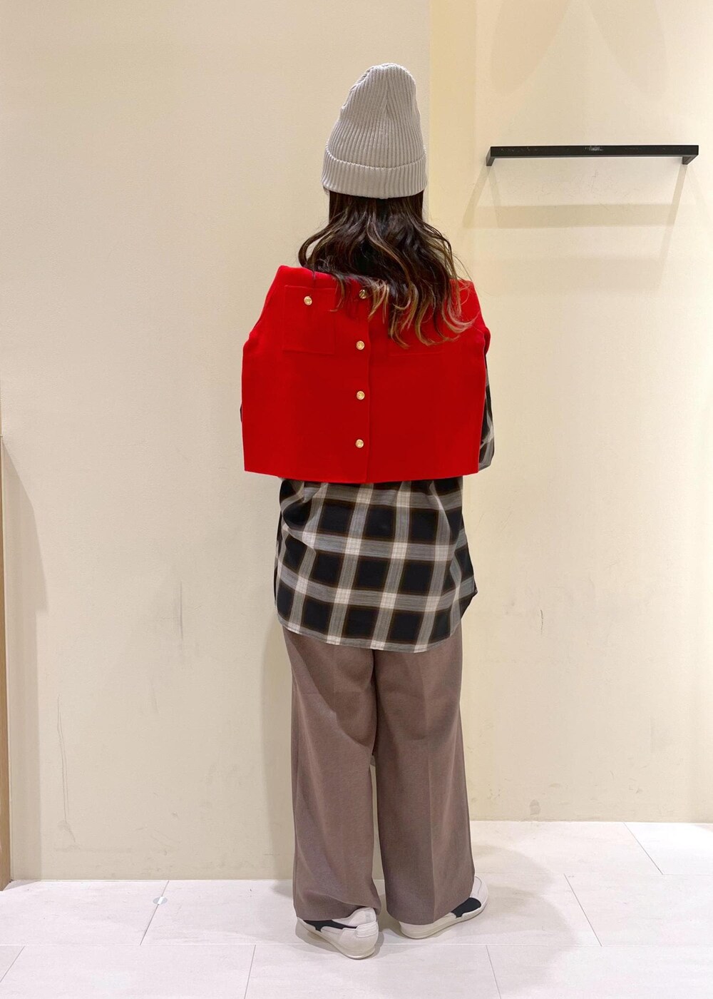 ブラック系のショルダーバッグ、ブラック系のシャツ/ブラウス、レッド系のカーディガン/ボレロを着用したレディースの秋コーディネートの4枚目の写真