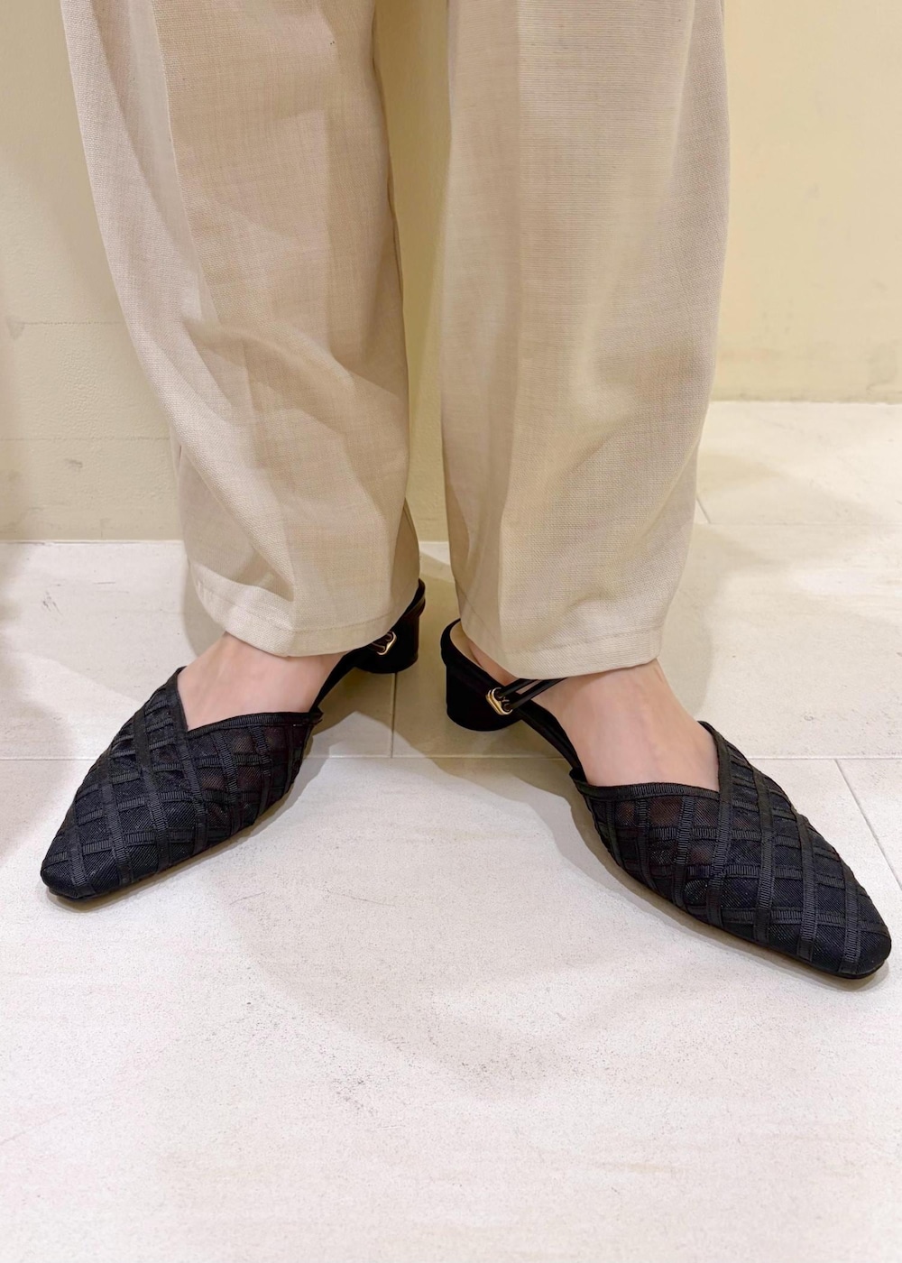ベージュ系のその他パンツ、ブラック系のサンダル、ブラウン系のニット/セーターを着用したレディースの春コーディネートの10枚目の写真