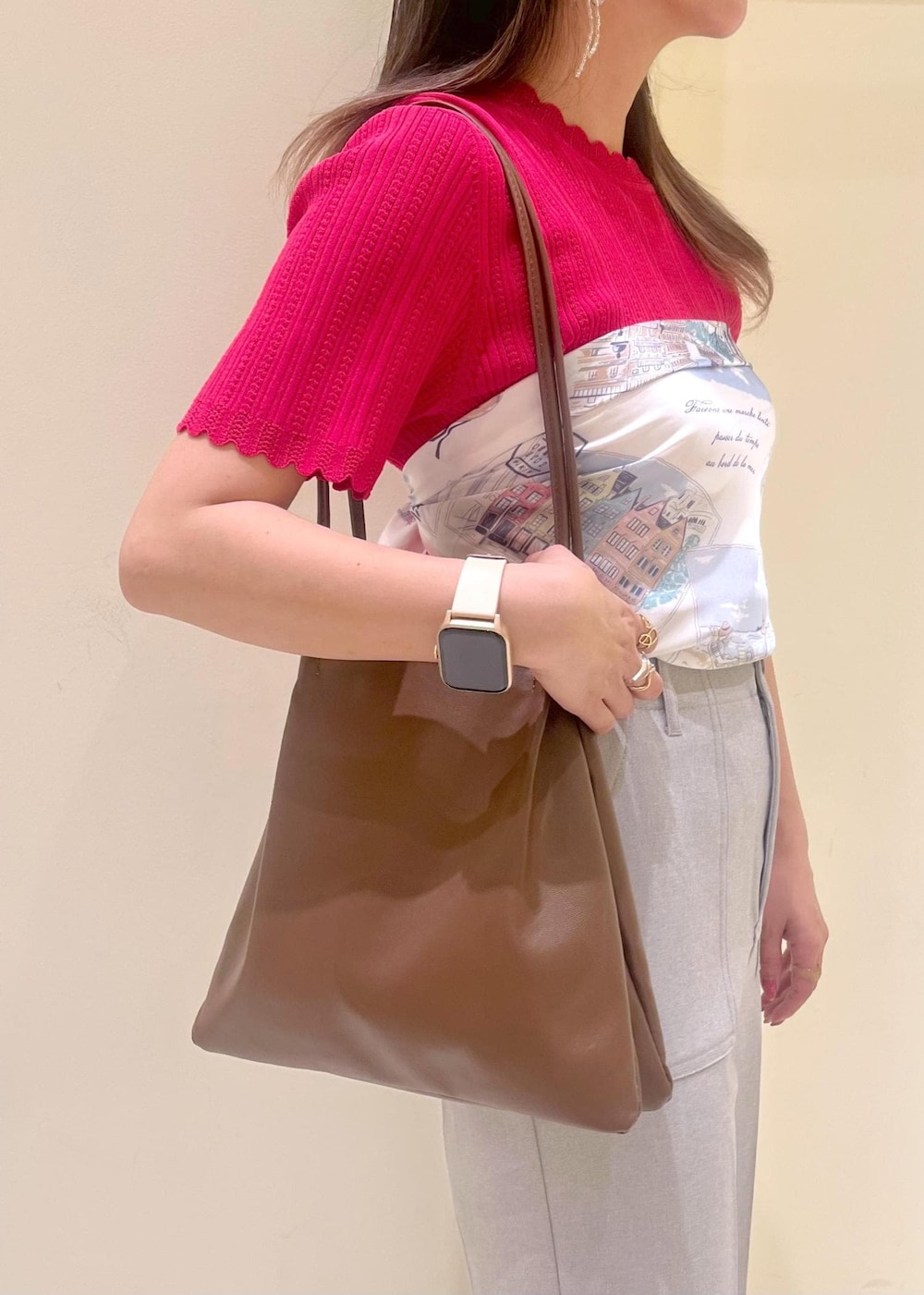 グレー系のその他パンツ、ブラウン系のトートバッグ、イエロー系のローファーを着用したレディースの春コーディネートの8枚目の写真