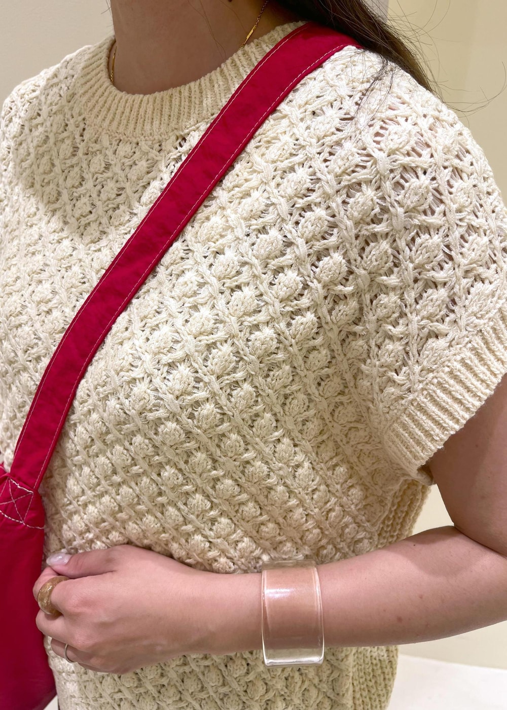 ブラック系のサンダル、ブラウン系のスカート、ベージュ系のベストを着用したレディースの夏コーディネートの7枚目の写真