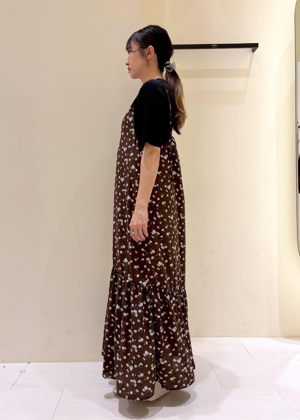ホワイト系のショルダーバッグ、ベージュ系のその他パンツ、ブラック系のニット/セーターを着用したレディースの春コーディネートの4枚目の写真