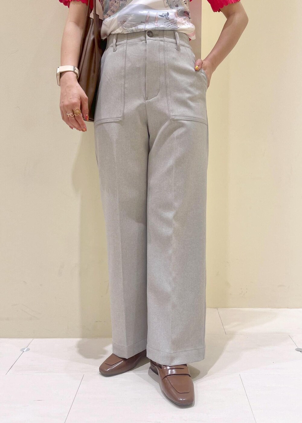 グレー系のその他パンツ、ブラウン系のトートバッグ、イエロー系のローファーを着用したレディースの春コーディネートの9枚目の写真